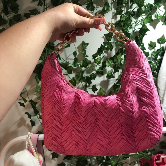 Pink straw purse with gold chain - Picture 3 of 3